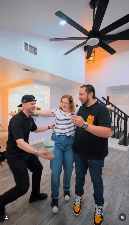 Agent handing over the keys